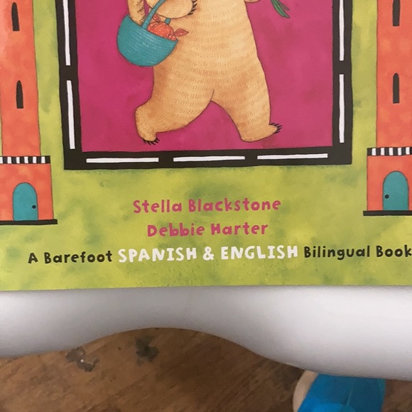 “Bear about town“ Kids Bilingual learning book - Picture 3 of 8